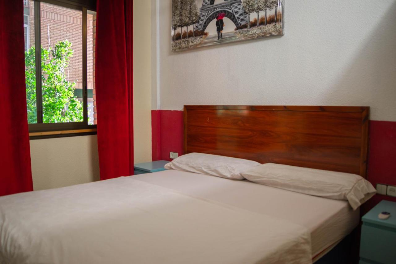 Hostal Ideal Badal Barcelona Kültér fotó